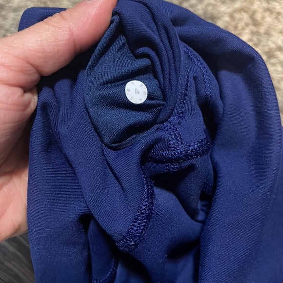 Lululemon leggings size 4 - Picture 5 of 9